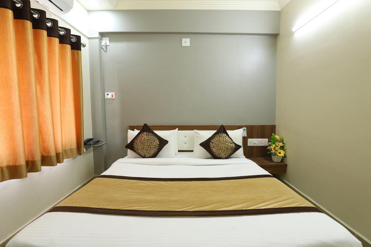 Hotel Loyal Residency Dzsámnagar Kültér fotó