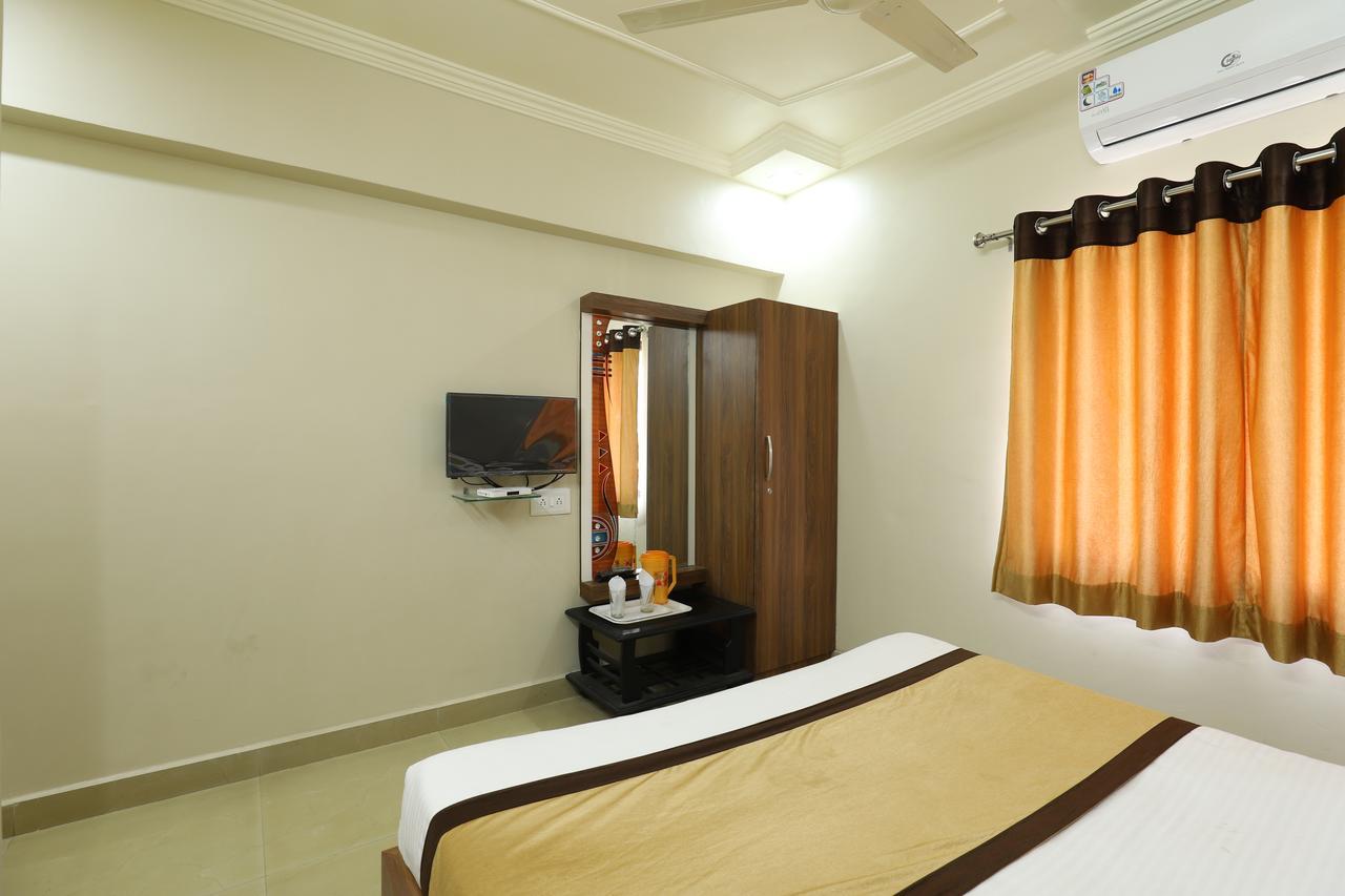 Hotel Loyal Residency Dzsámnagar Kültér fotó
