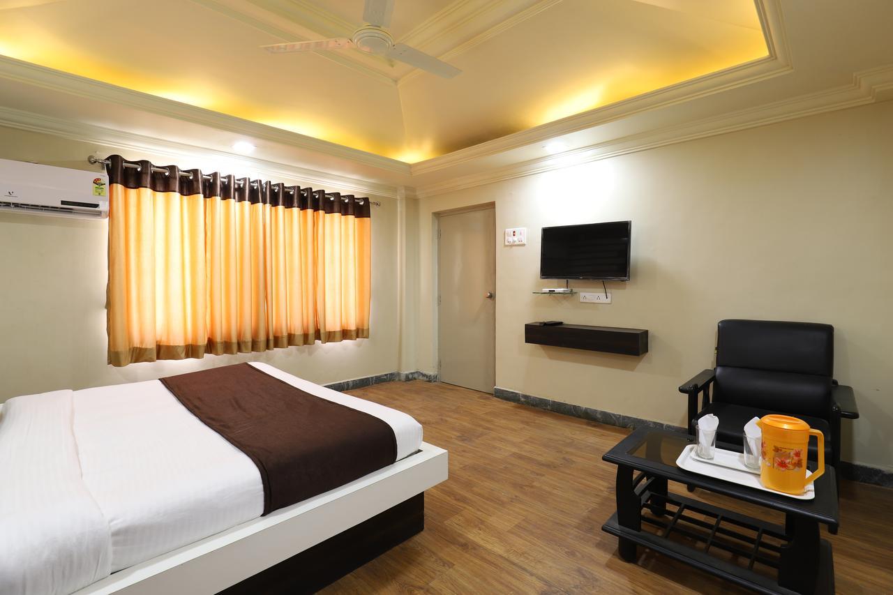 Hotel Loyal Residency Dzsámnagar Kültér fotó