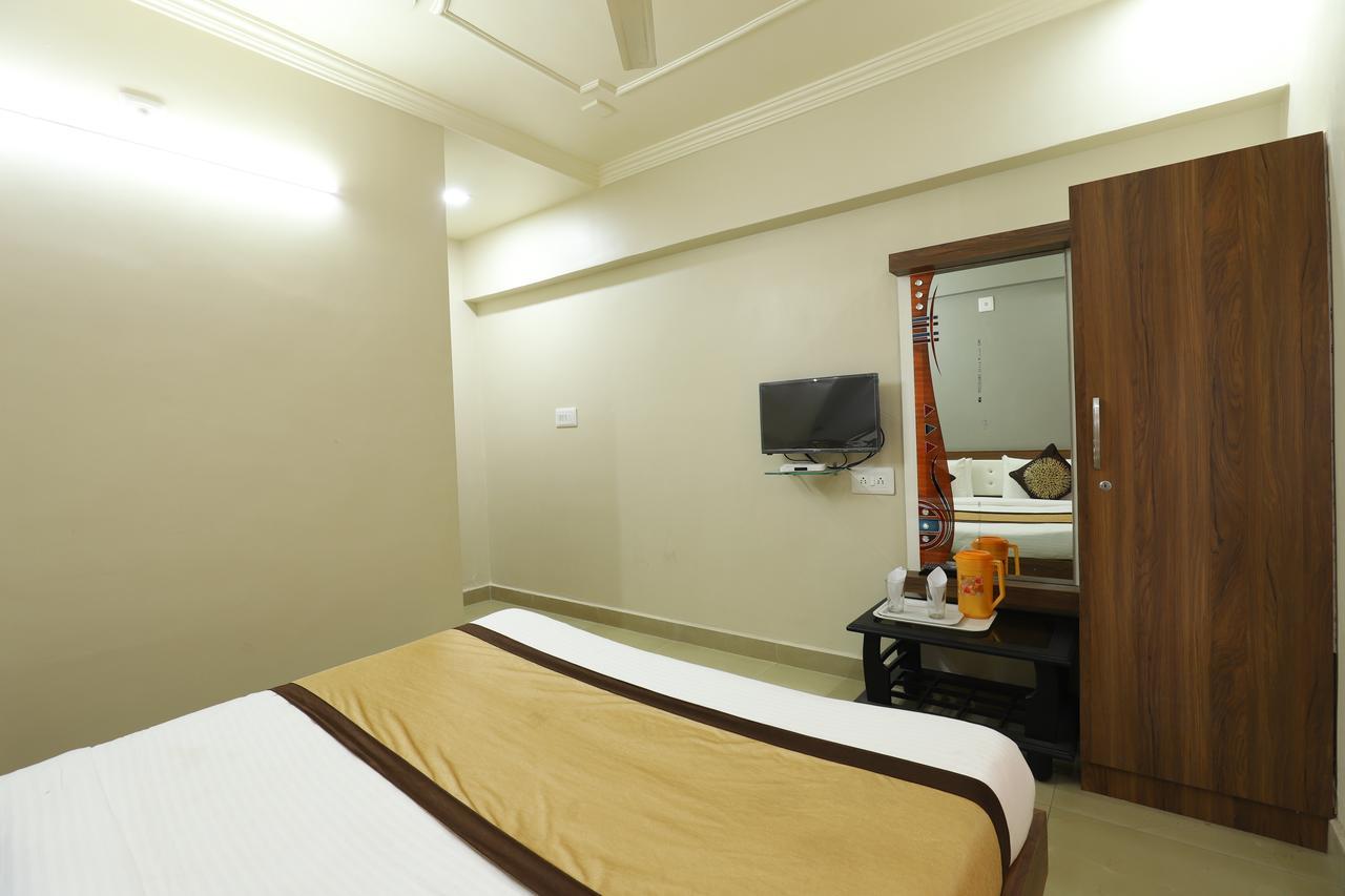 Hotel Loyal Residency Dzsámnagar Kültér fotó