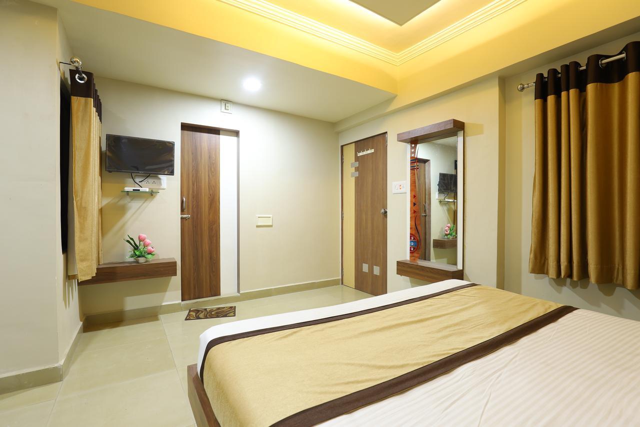 Hotel Loyal Residency Dzsámnagar Kültér fotó
