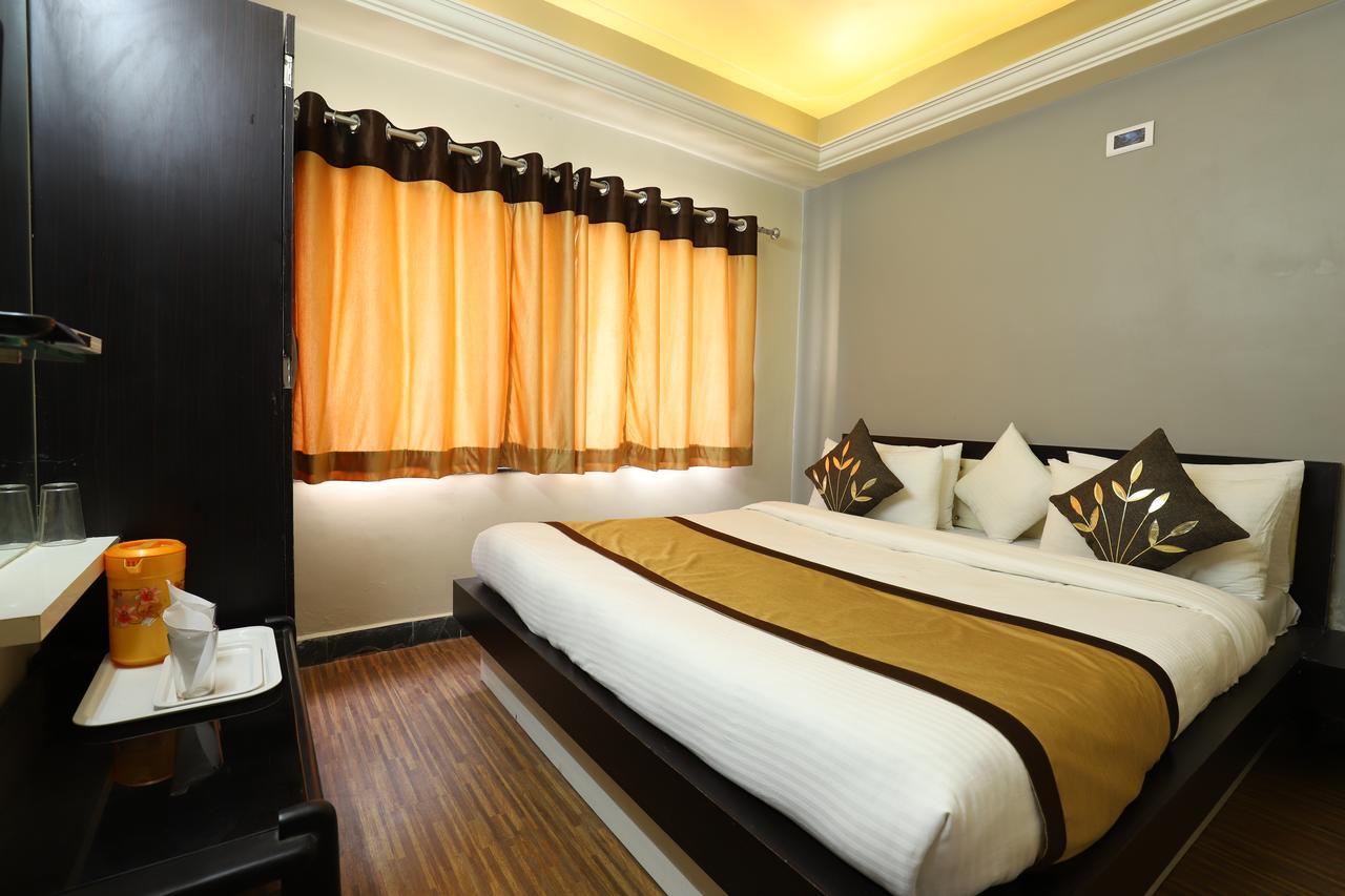 Hotel Loyal Residency Dzsámnagar Kültér fotó